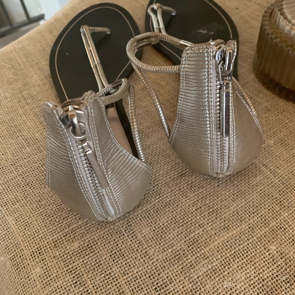 Metallic sandals - Picture 2 of 3
